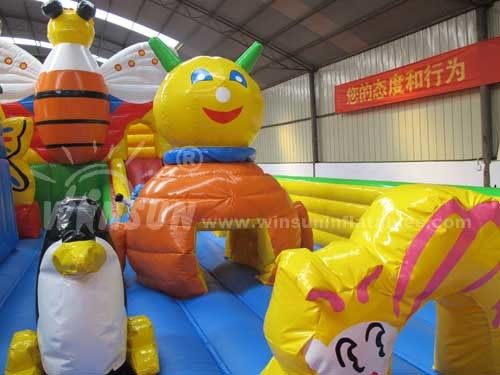 El mundo inflable de la diversión del tema industrioso de las abejas, PVC de 0.9m m explota el patio