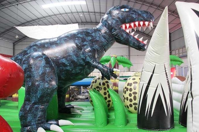 La ciudad inflable temática de la diversión del dinosaurio, anuncio publicitario embroma el puente inflable