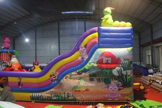 Luntik y su patio del niño de los amigos/parque de atracciones inflables con la diapositiva