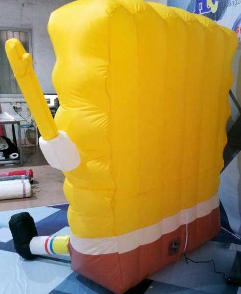 SpongBob que hace publicidad de Inflatables con el ventilador y los equipos de reparación